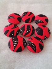 8 Bottoni Rosso, Nero Bianco